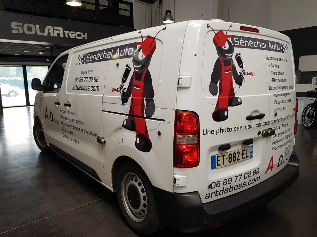Marquage sur camionnette blanche