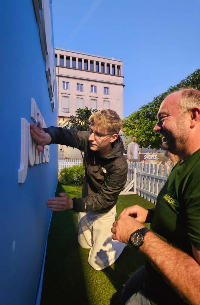 Lettres grand format sur fond bleu