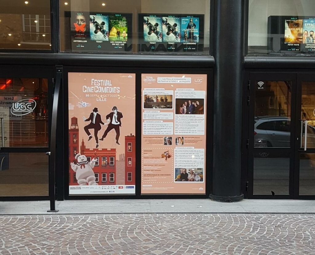 Film one vision posé sur vitre en façade de cinéma