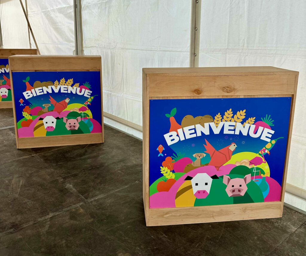 Panneaux PVC personnalisés pour habillage desk d'accueil