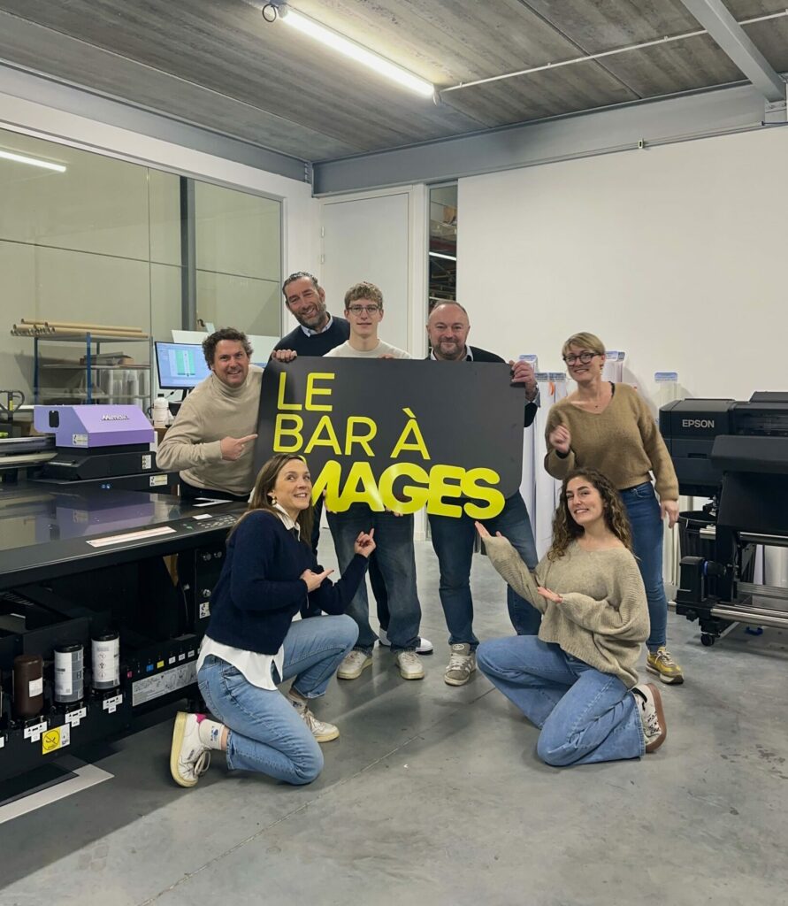 7 personnes portant de logo de l'entreprise Bar à Images
